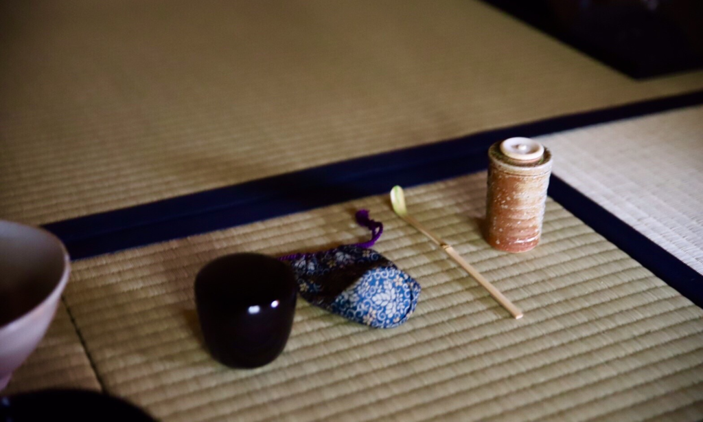 奈良　nara 三五夜　隠れ家　茶室　にじり口　月釜　茶会　茶席　茶道　抹茶　濃茶　薄茶　続き薄　蓮　ハス　蓮華　荷葉　蓮台　いけばな　生け花　水揚げ　床の間　床花　待合　ロータス　lotus　切り絵　切り絵作品　切り絵作家　石賀直之　扇　扇面賞　鷹　JR奈良駅　徒歩　2分　三網田　白蓮　御三器　御三器　茶入　信楽　小川楽山　堀内兼中斎　仕覆　誂え　仕覆　薄茶器　